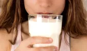 Un pahar cu lapte după efortul fizic te ferește de osteoporoză la bătrânețe. Dar ce lapte trebuie să bei: de vacă sau de soia?