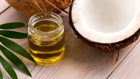 Uleiul de cocos: aplică-l chiar acum în rutina ta de îngrijire pentru a avea parte de o piele frumoasă și sănătoasă