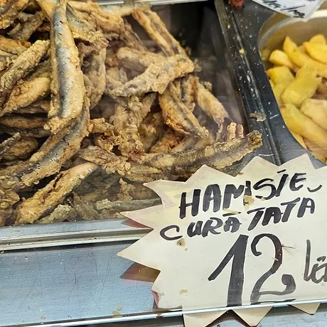 Sunt sănătoase sau nu hamsiile prăjite vândute la mare? Ce mănânci, de fapt, când comanzi porția preferată de pe litoral
