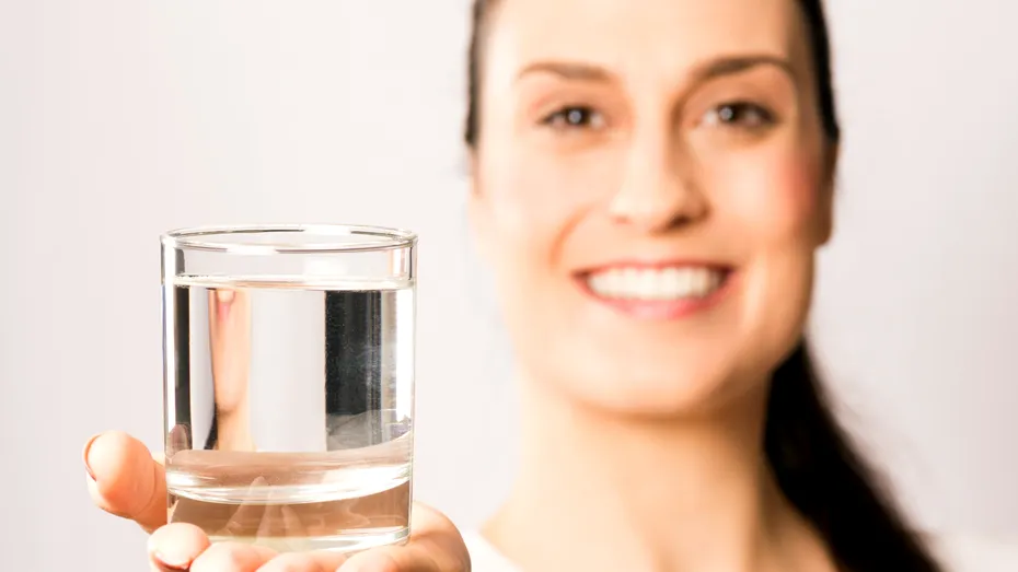 CÂTĂ APĂ trebuie să bei ca să SLĂBEȘTI - 2 litri nu sunt de ajuns!