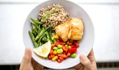 Trucul de 80% sau Hara Hachi Bu, secretul centenarilor din Zonele Albastre. Cum să nu intri în „comă alimentară”