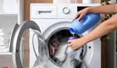 Crezi că hainele ies mai curate? Ce se întâmplă, de fapt, dacă pui prea mult detergent