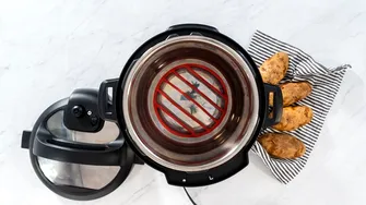 Greșeala uriașă pe care o faci când cureți airfryer-ul. Ți-ai putea da foc la casă!