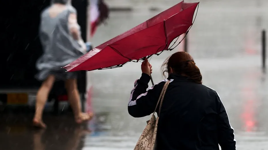 Fenomene meteo extreme în aproape toată România. Șefa ANM, Elena Mateescu, anunță ploi torențiale, vijelii și grindină
