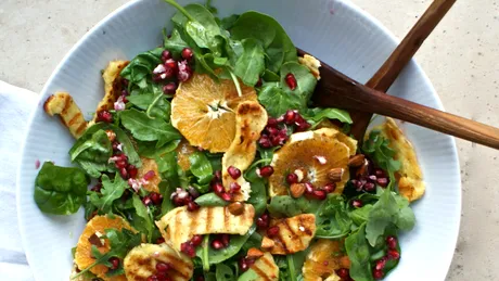 Salată cu spanac şi halloumi