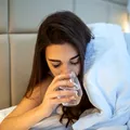 Un medic avertizează asupra consumului de apă înainte de culcare. De ce îți poate afecta somnul în timpul nopții