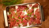 Carne de porc marinată în lapte – secretul frăgezimii perfecte