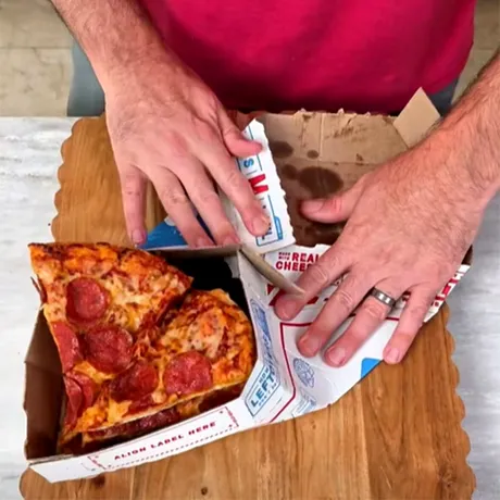 Cum să depozitezi pizza în frigider. Și să încapă! Orice cutie permite acest „truc”