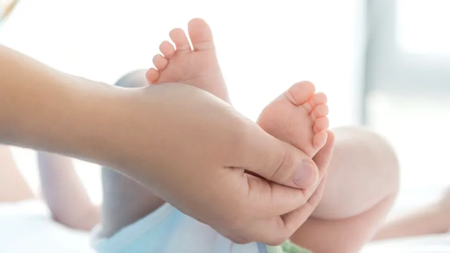 Tot mai mulți bebeluși se nasc cu platfus. Avertismentul fiziokinetoterapeuților: „Poate duce la probleme de coloană și bazin,