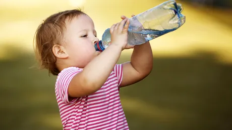 Cum îi convingi pe copii să bea apă? Trucuri verificate - VIDEO by CSID