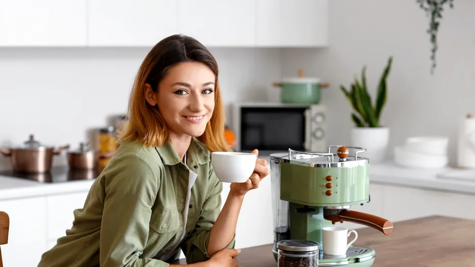 Bei cafea în fiecare zi? În aceste 5 situații poate face mai mult rău decât bine