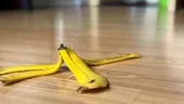 Nu mai arunca cojile de banană! Cum poți scăpa de zgârieturile de pe parchet