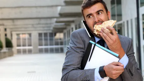 Mănânci pe fugă? Află cum îți afectează sănătatea acest obicei