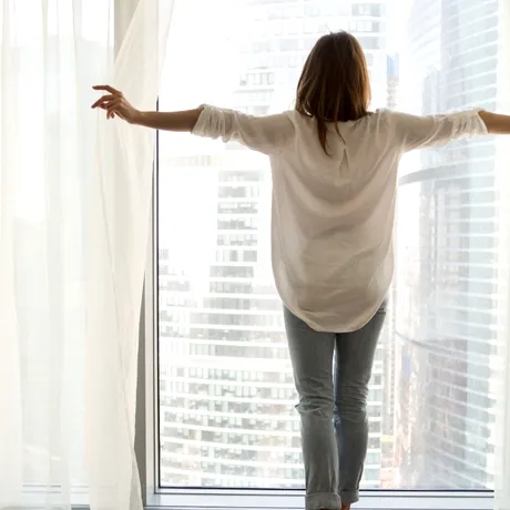 Perdele albe ca în hotelurile de lux. Trucul natural care elimină aspectul gri, fără clor