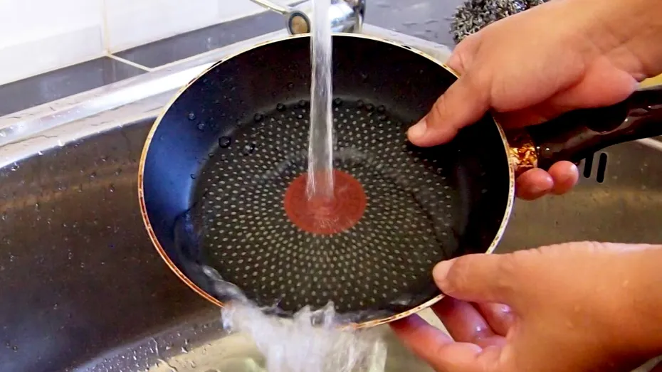 De ce rămân vasele lipicioase chiar și după spălare. Soluția naturală cu care să elimini complet stratul lipicios