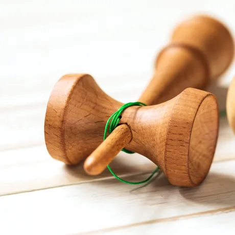 Ce este kendama, jucăria din lemn care îi ține pe copii departe de telefoane. În unele școli a fost interzisă