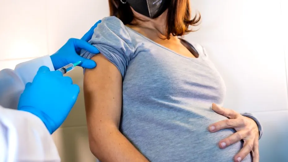 Gravidele și femeile care alăptează pot solicita vaccinarea împotriva COVID-19