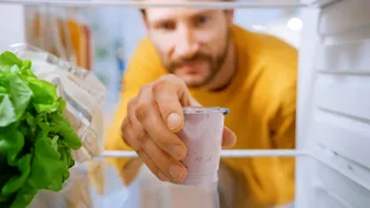 Cât poți să păstrezi iaurtul în frigider după ce l-ai deschis? Răspunsul te va surprinde