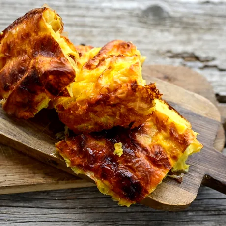 Secretul plăcintei cu brânză dulce care iese mereu pufoasă. Ingredientele care fac diferența