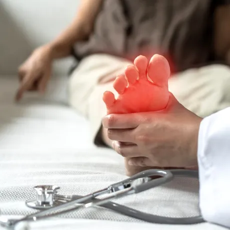 Ai furnicături sau amorțeală în picioare? Nu ignora semnele!