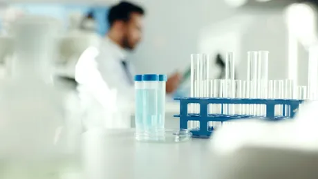 De ce merită să participi la un studiu clinic: beneficii, riscuri și ce trebuie să știi