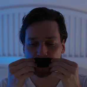 Metoda neobișnuită folosită de un medic pentru un somn neîntrerupt: își lipsește gura înainte de culcare