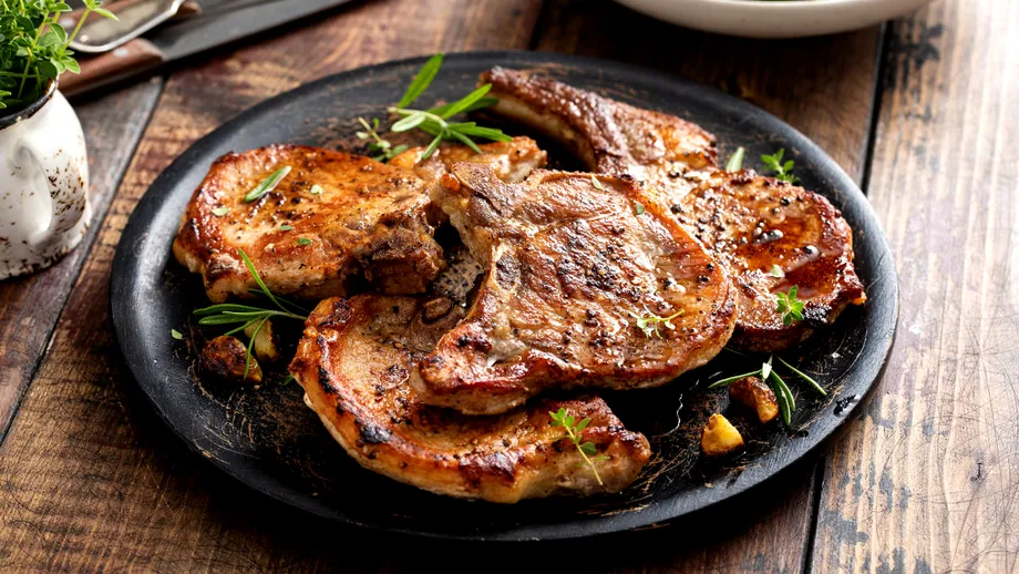 Cum pregătești porc cu usturoi, o rețetă veche din 1970. E un adevărat deliciu