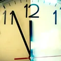 Când se trece la ora de iarnă în 2026. Data la care românii vor da ceasurile înapoi cu o oră