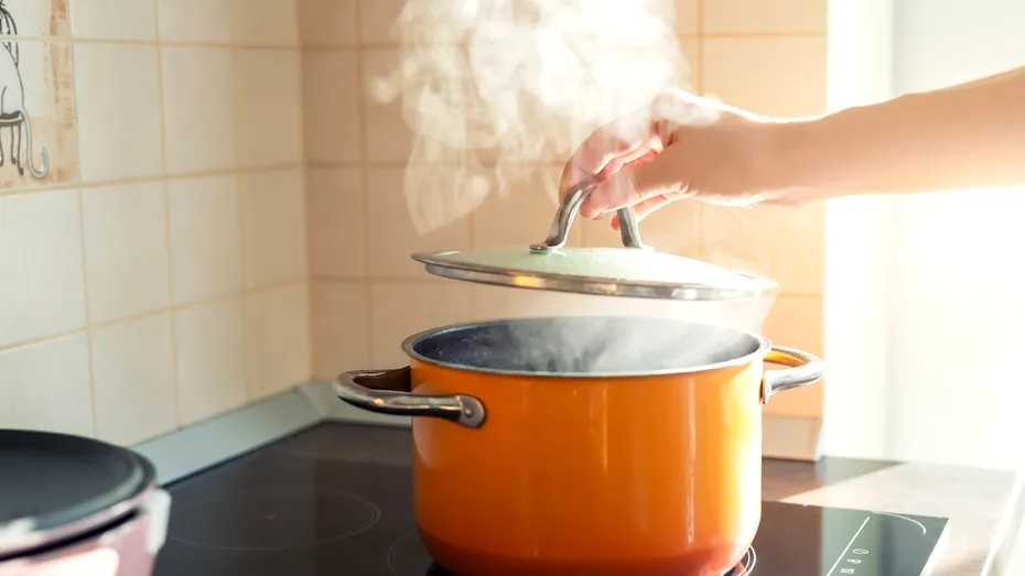 Cum scapi rapid de mirosul de mâncare din casă. Trucul pe care trebuie să-l știi