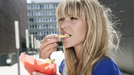 Povestea REALĂ a femeii care de 10 ani consumă doar fast-food. De ce refuză să gătească: „Pentru mine, fast-food-ul e salvarea!