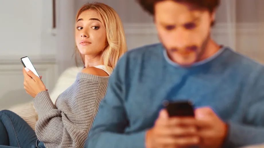 8 semne că soțul tău are pe altcineva. Micile gesturi care îl dau de gol