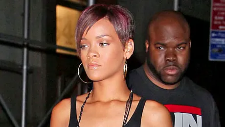 Rihanna aproape dezbracata de fotografi