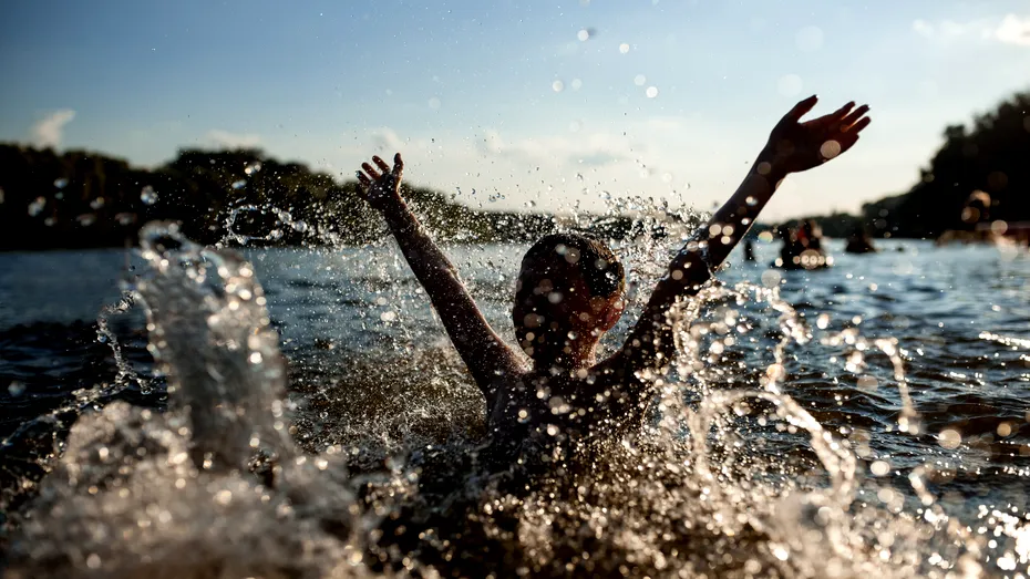 BOALA GRAVĂ la care te expui dacă faci baie în apă contaminată cu URINĂ