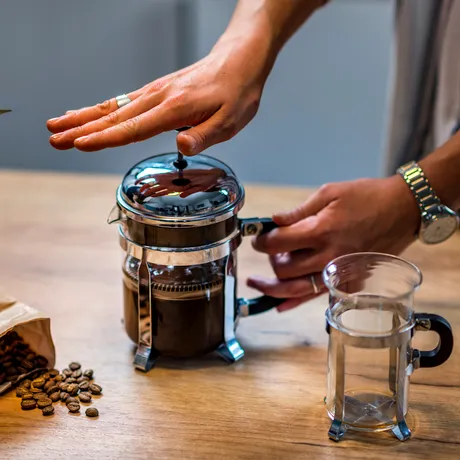 Cum prepari cafea la presă franceză și ce o face diferită de o cafea obișnuită?