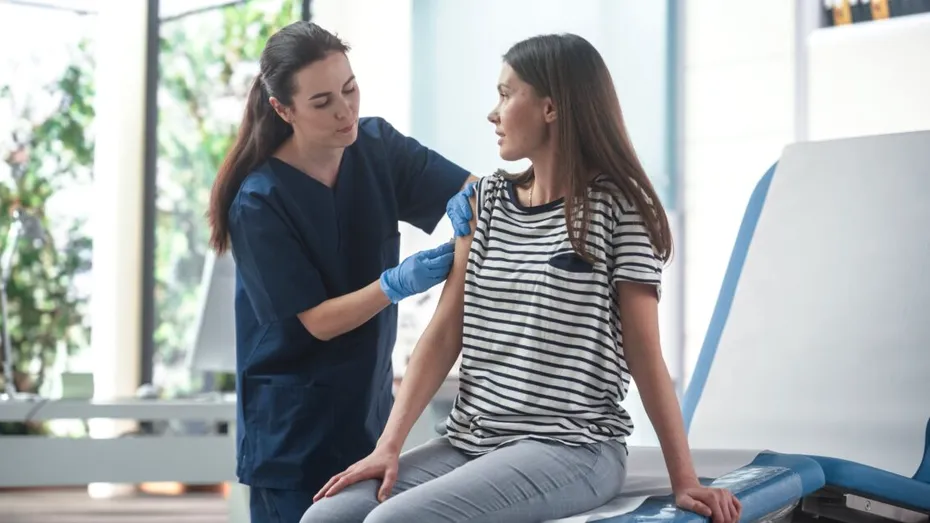 Boala infecțioasă care te poate lăsa fără vedere. Simptome pe care să nu le neglijezi