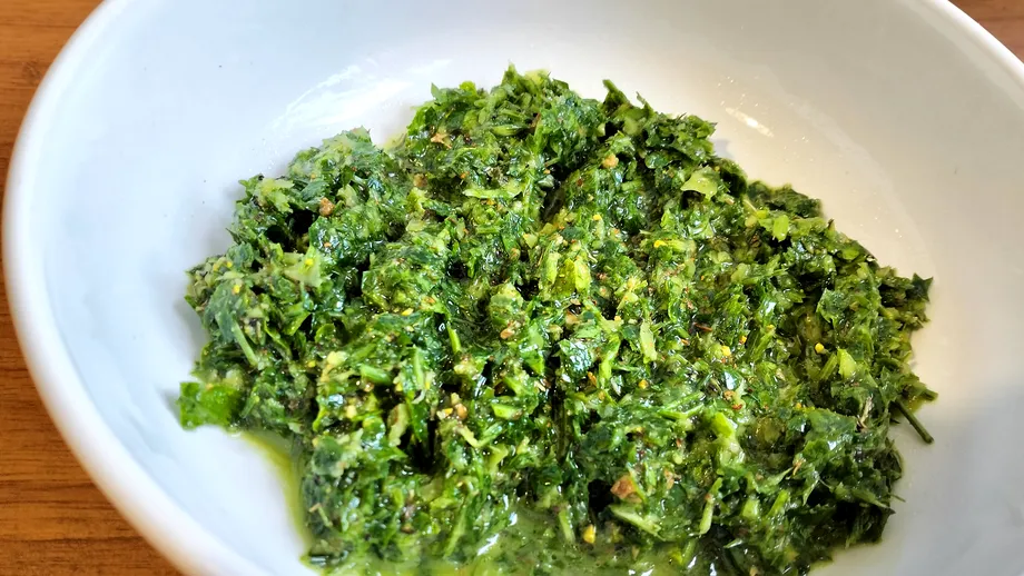 Sosul perfect pentru friptură. Rețetă de sos chimicurri, o explozie de arome și vitamine