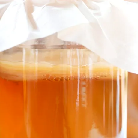 Kombucha chiar este benefică pentru sănătate? Ce spun, de fapt, studiile despre această băutură fermentată