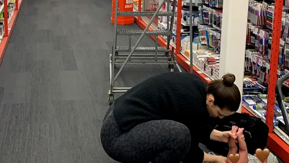 Ashley Graham, surprinsă în timp ce schimbă scutecul copilului în mijlocul magazinului