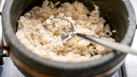 Cum te poți contamina dacă mănânci orez reîncălzit. De ce bine să-l consumi doar proaspăt