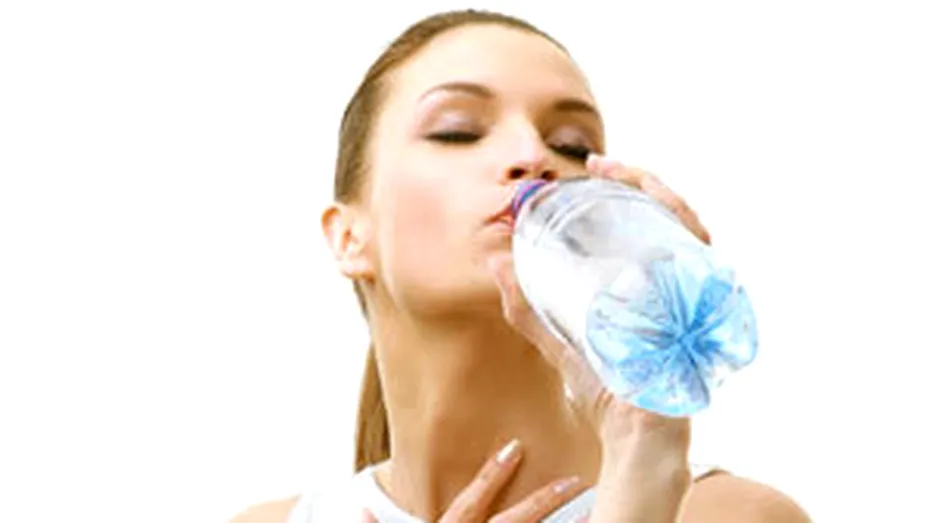 De ce 8 pahare de apa pe zi nu ne ajuta sa ne hidratam? Alegeti apa din alimente!
