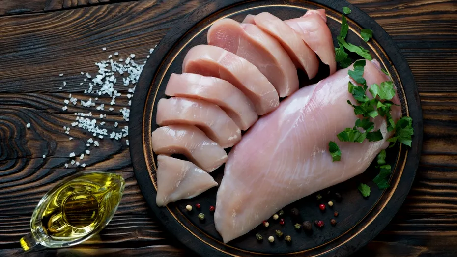 Trucul folosit de bucătari pentru un pui fraged și gustos. Cum să nu mai usuci carnea