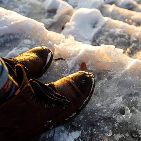 Cum cureți corect petele de sare și apă de pe încălțăminte iarna