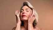 După 50 de ani, pielea are alte nevoi. Protocolul recomandat de dermatologi pentru fermitate, hidratare și regenerare
