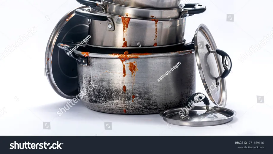 Cum cureți grăsimea întărită de pe oale și cratițe fără apă caldă. Soluții simple care chiar funcționează