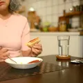Credea că balonarea de după masă este provocată de gaze. După doi ani, investigațiile au arătat o problemă gravă