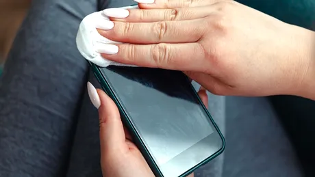 Cum să cureți CORECT telefonul: greșeala comună care îți poate distruge ecranul dispozitivului