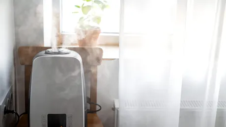 Cu ce scoți mirosul de fum din perdele: 3 soluții naturale, sigure și eficiente