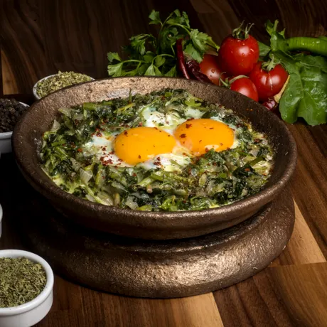 Spanac cu ouă: micul dejun de inspirație turcească gata în mai puțin de jumătate de oră