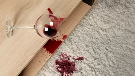 Cu ce îndepărtezi petele? Trucuri simple și eficiente pentru cele mai încăpățânate pete