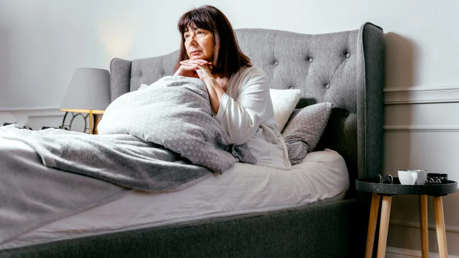 Spasmul hipnagogic: De ce tresari brusc când adormi și cât de normal este